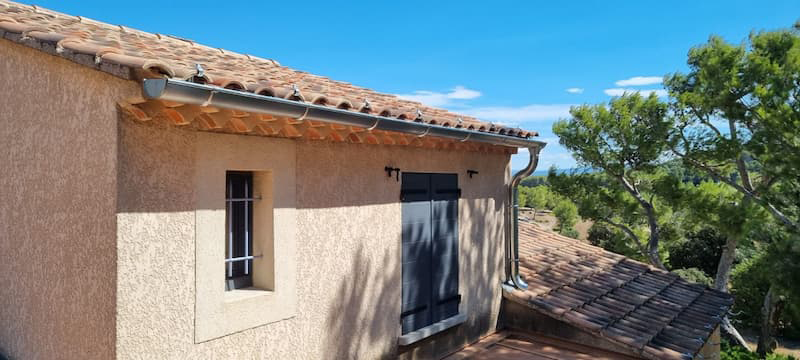 Pose de gouttières zinc après rénovation-toiture-avignon